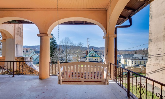 Wheeling Condo | Historic Wheeling Condo w/ Fireplace Near Museums!